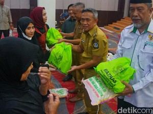 Baznas Bone Salurkan 507 Paket Sembako untuk Disabilitas-Petugas Kebersihan