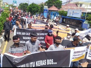 Penganiaya Panwascam di Muba Belum Ditangkap, Puluhan Massa Unjuk Rasa