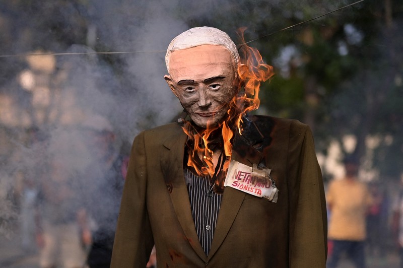 Puluhan ribu orang melakukan aksi unjuk rasa di depan gedung parlemen Israel di Yerusalem pada MInggu (31/3), menuntut Perdana Menteri Benjamin Netanyahu mundur dan pemilihan umum dini. (REUTERS/Ilan Rosenberg)