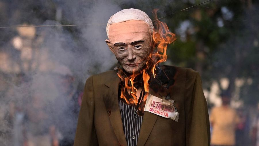 Puluhan ribu orang melakukan aksi unjuk rasa di depan gedung parlemen Israel di Yerusalem pada MInggu (31/3), menuntut Perdana Menteri Benjamin Netanyahu mundur dan pemilihan umum dini. (REUTERS/Ilan Rosenberg)