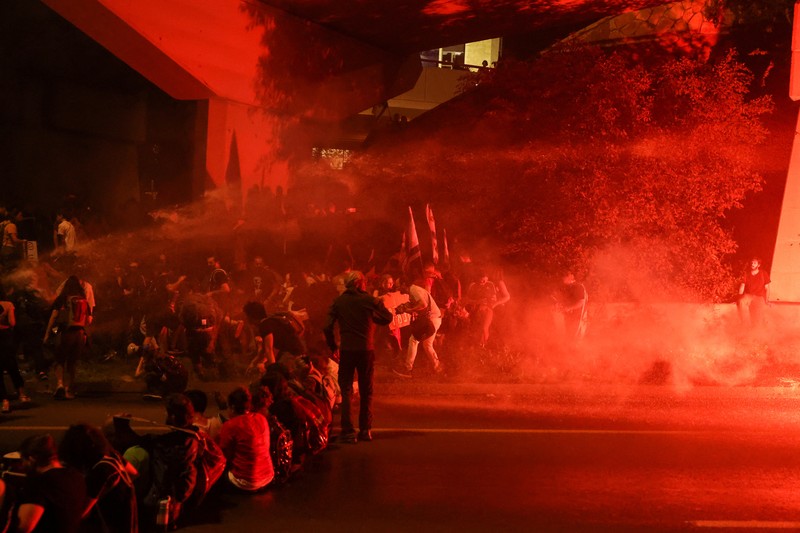 Puluhan ribu orang melakukan aksi unjuk rasa di depan gedung parlemen Israel di Yerusalem pada MInggu (31/3), menuntut Perdana Menteri Benjamin Netanyahu mundur dan pemilihan umum dini. (REUTERS/Ilan Rosenberg)