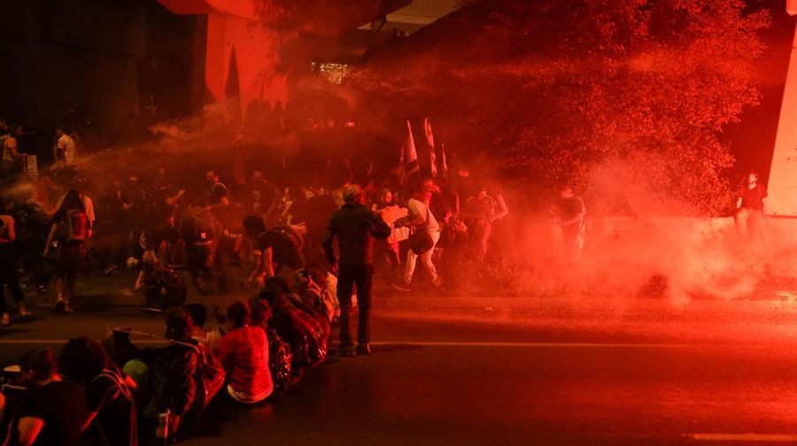 Puluhan ribu orang melakukan aksi unjuk rasa di depan gedung parlemen Israel di Yerusalem pada MInggu (31/3), menuntut Perdana Menteri Benjamin Netanyahu mundur dan pemilihan umum dini. (REUTERS/Ilan Rosenberg)