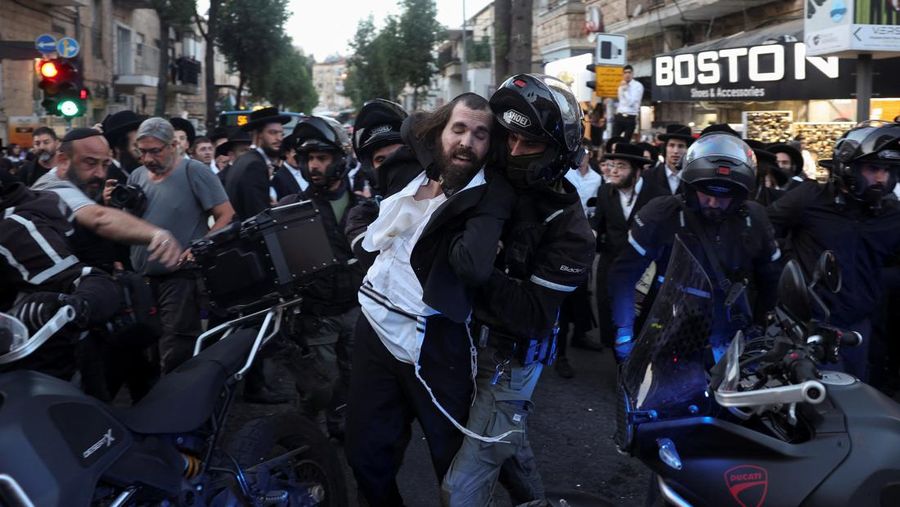 Puluhan ribu orang melakukan aksi unjuk rasa di depan gedung parlemen Israel di Yerusalem pada MInggu (31/3), menuntut Perdana Menteri Benjamin Netanyahu mundur dan pemilihan umum dini. (REUTERS/Ilan Rosenberg)