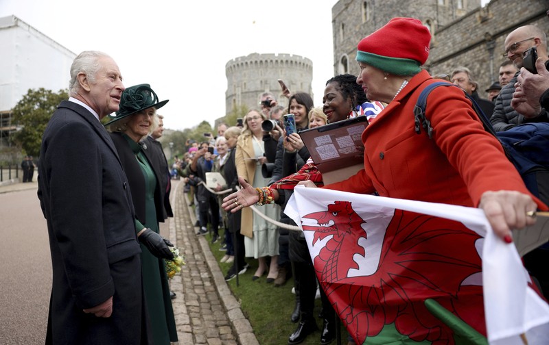 Raja Charles III dan Ratu Camilla dari Inggris menyapa masyarakat usai menghadiri Kebaktian Matins Paskah di Kapel St. George, Kastil Windsor, Inggris, Minggu (31/3/2024). (Hollie Adams/Pool Photo via AP) Raja Charles III dan Ratu Camilla dari Inggris menyapa masyarakat usai menghadiri Kebaktian Matins Paskah di Kapel St. George, Kastil Windsor, Inggris, Minggu (31/3/2024). (Hollie Adams/Pool Photo via AP)
