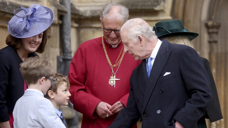 Raja Charles III dan Ratu Camilla dari Inggris menyapa masyarakat usai menghadiri Kebaktian Matins Paskah di Kapel St. George, Kastil Windsor, Inggris, Minggu (31/3/2024). (Hollie Adams/Pool Photo via AP)