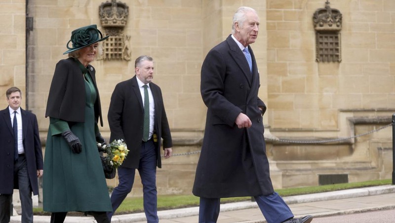 Raja Charles III dan Ratu Camilla dari Inggris menyapa masyarakat usai menghadiri Kebaktian Matins Paskah di Kapel St. George, Kastil Windsor, Inggris, Minggu (31/3/2024). (Hollie Adams/Pool Photo via AP)