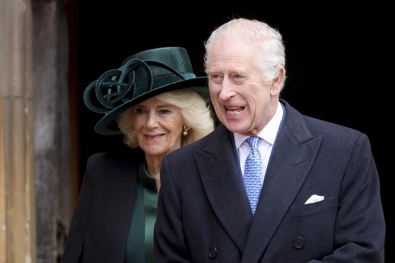 Raja Charles III dan Ratu Camilla dari Inggris menyapa masyarakat usai menghadiri Kebaktian Matins Paskah di Kapel St. George, Kastil Windsor, Inggris, Minggu (31/3/2024). (Hollie Adams/Pool Photo via AP)