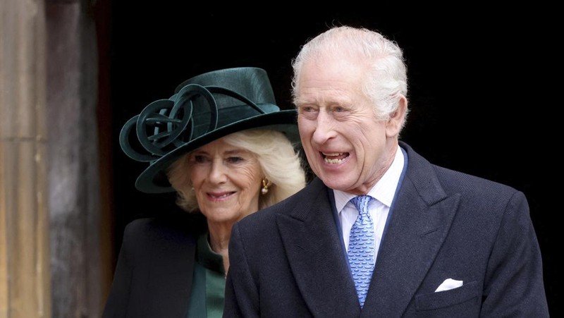 Raja Charles III dan Ratu Camilla dari Inggris menyapa masyarakat usai menghadiri Kebaktian Matins Paskah di Kapel St. George, Kastil Windsor, Inggris, Minggu (31/3/2024). (Hollie Adams/Pool Photo via AP)