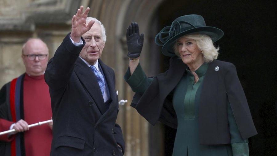 Raja Charles III dan Ratu Camilla dari Inggris menyapa masyarakat usai menghadiri Kebaktian Matins Paskah di Kapel St. George, Kastil Windsor, Inggris, Minggu (31/3/2024). (Hollie Adams/Pool Photo via AP)