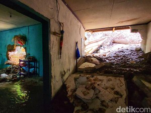Tunggu Solusi Pemerintah, Korban Longsor Ogah Pulang ke Rumah