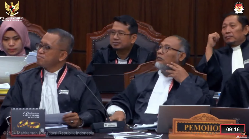Hakim Mahkamah konstitusi saat sidang perdana sengketa hasil Pemilihan Presiden (Pilpres) 2024 di Gedung Mahkamah Konstitusi (MK), Jakarta, Rabu (27/3/2024). Hakim Mahkamah konstitusi saat sidang perdana sengketa hasil Pemilihan Presiden (Pilpres) 2024 di Gedung Mahkamah Konstitusi (MK), Jakarta, Rabu (27/3/2024). (CNBC Indonesia/Faisal Rahman)