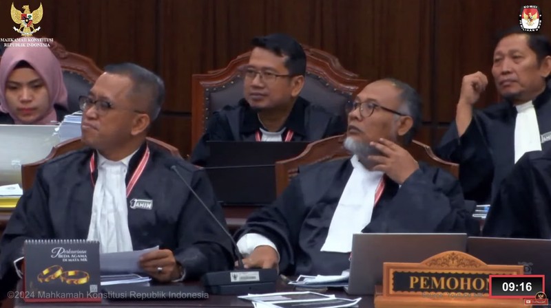 Hakim Mahkamah konstitusi saat sidang perdana sengketa hasil Pemilihan Presiden (Pilpres) 2024 di Gedung Mahkamah Konstitusi (MK), Jakarta, Rabu (27/3/2024). (CNBC Indonesia/Faisal Rahman)