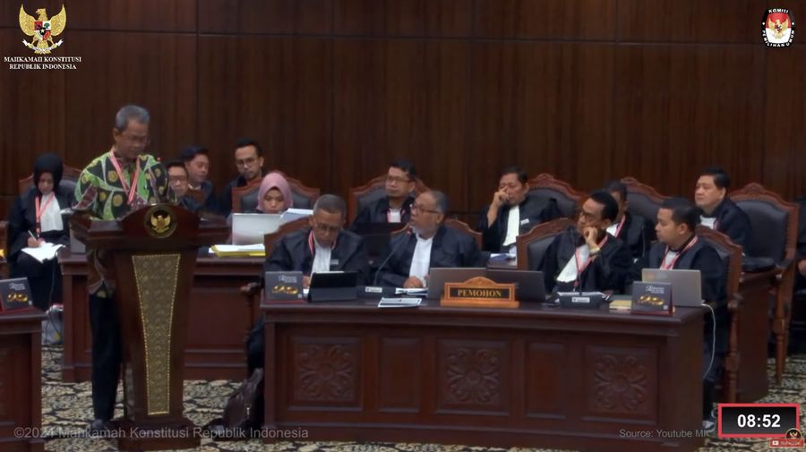Hakim Mahkamah konstitusi saat sidang perdana sengketa hasil Pemilihan Presiden (Pilpres) 2024 di Gedung Mahkamah Konstitusi (MK), Jakarta, Rabu (27/3/2024). (CNBC Indonesia/Faisal Rahman)