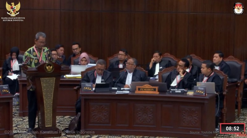 Hakim Mahkamah konstitusi saat sidang perdana sengketa hasil Pemilihan Presiden (Pilpres) 2024 di Gedung Mahkamah Konstitusi (MK), Jakarta, Rabu (27/3/2024). (CNBC Indonesia/Faisal Rahman)