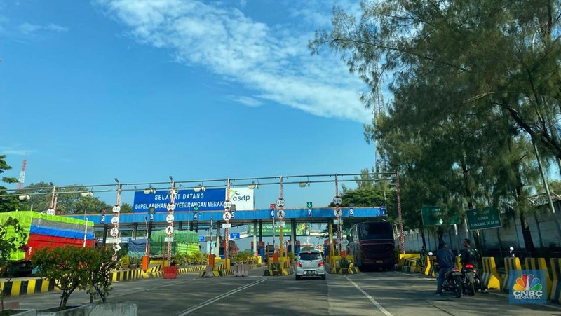 Kondisi jalan tol dari Jakarta menuju Pelabuhan Merak. (CNBC Indonesia/Maikel Jefriando)