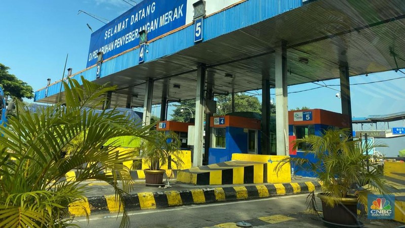 Kondisi jalan tol dari Jakarta menuju Pelabuhan Merak. (CNBC Indonesia/Maikel Jefriando)