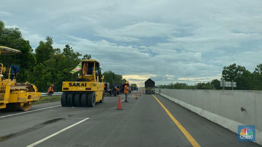 Situasi tol Trans Sumatera Lampung menuju Palembang. (CNBC Indonesia/Maikel Jefriando).