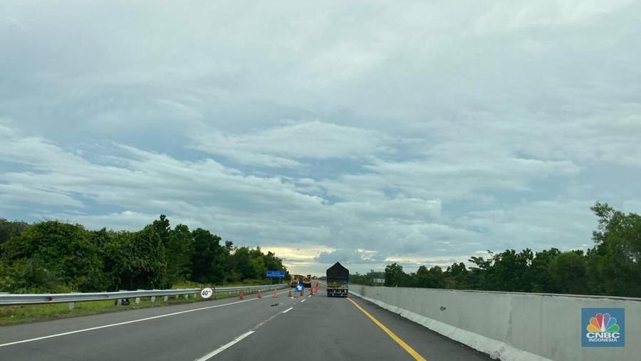 Situasi tol Trans Sumatera Lampung menuju Palembang. (CNBC Indonesia/Maikel Jefriando).
