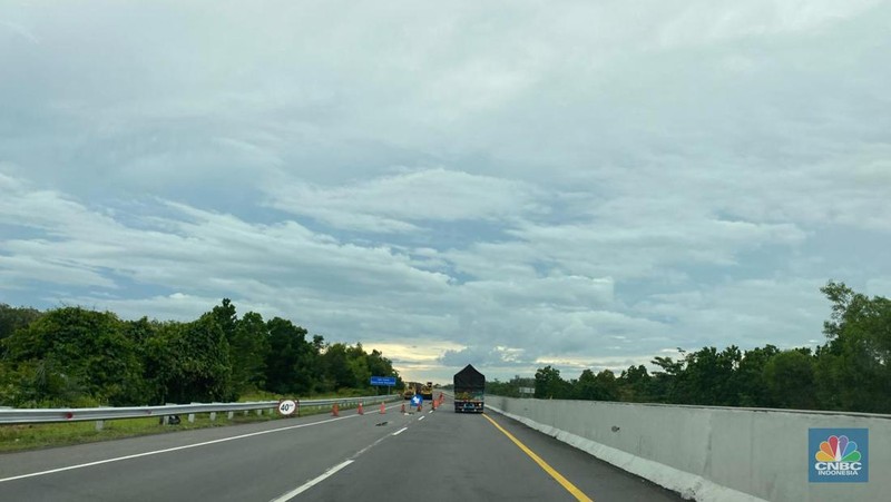 Situasi tol Trans Sumatera Lampung menuju Palembang. (CNBC Indonesia/Maikel Jefriando).