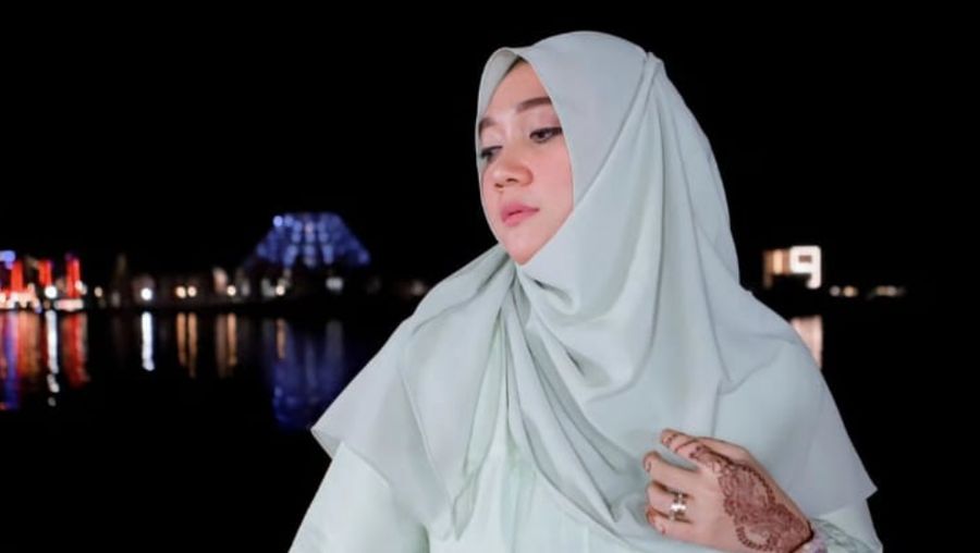 Sulis penyanyi religi (Instagram @suliszehra)