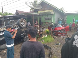 2 Mobil Tabrakan di Lapri Bone, 5 Korban Wanita Dilarikan ke Puskesmas
