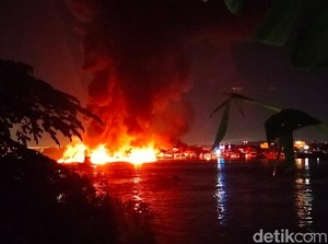 Tongkang Batu Bara Terbakar di Sungai Musi, Warga Dengar Ledakan