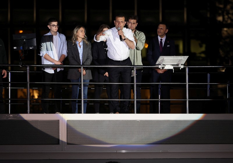 Pendukung Walikota Istanbul Ekrem Imamoglu dari oposisi utama Partai Rakyat Republik (CHP), merayakan hasil awal di depan Kota Metropolitan Istanbul (IBB) di Istanbul, Turki, Senin (1/4/2024). (REUTERS/Dilara Senkaya)