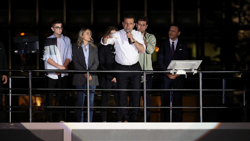 Pendukung Walikota Istanbul Ekrem Imamoglu dari oposisi utama Partai Rakyat Republik (CHP), merayakan hasil awal di depan Kota Metropolitan Istanbul (IBB) di Istanbul, Turki, Senin (1/4/2024). (REUTERS/Dilara Senkaya)