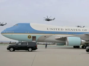 Tolong, Wartawan Jangan Curi Suvenir di Air Force One