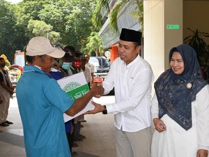 Aksi PPSDM Migas Bagi-bagi Bingkisan ke OB-Tukang Becak di Blora