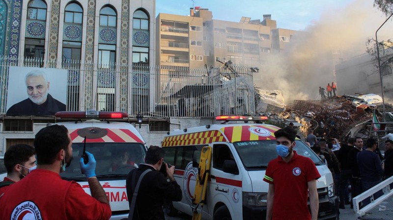Asap mengepul setelah apa yang disebut media Iran sebagai serangan Israel terhadap gedung dekat kedutaan Iran di Damaskus, Suriah 1 April 2024. (REUTERS/Firas Makdesi) TPX IMAGES OF THE DAY