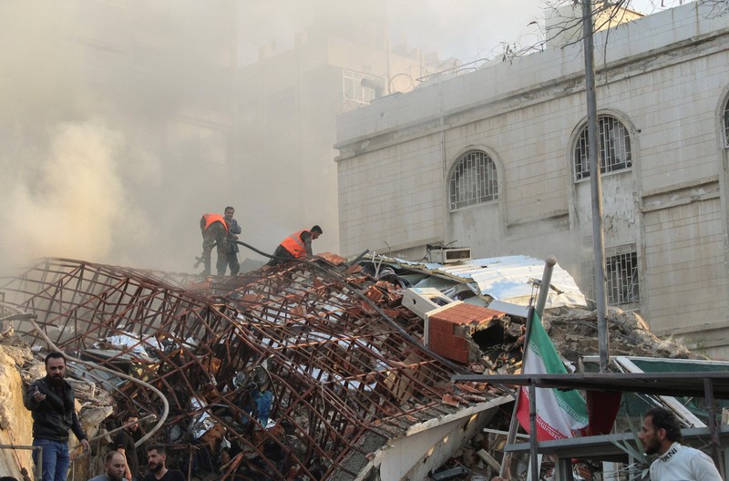 Asap mengepul setelah apa yang disebut media Iran sebagai serangan Israel terhadap gedung dekat kedutaan Iran di Damaskus, Suriah 1 April 2024. Asap mengepul setelah apa yang disebut media Iran sebagai serangan Israel terhadap gedung dekat kedutaan Iran di Damaskus, Suriah 1 April 2024. (REUTERS/Firas Makdesi) TPX IMAGES OF THE DAY