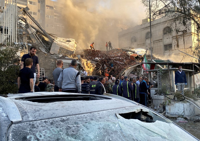 Asap mengepul setelah apa yang disebut media Iran sebagai serangan Israel terhadap gedung dekat kedutaan Iran di Damaskus, Suriah 1 April 2024. Asap mengepul setelah apa yang disebut media Iran sebagai serangan Israel terhadap gedung dekat kedutaan Iran di Damaskus, Suriah 1 April 2024. (REUTERS/Firas Makdesi) TPX IMAGES OF THE DAY