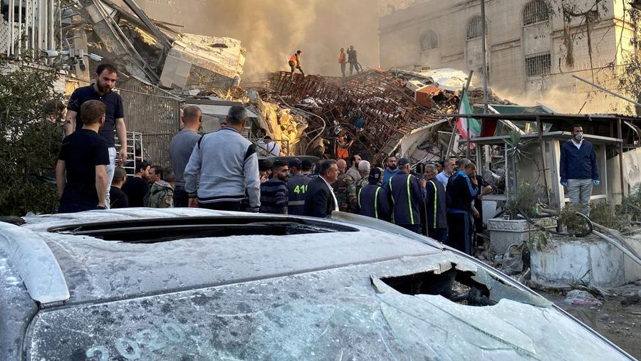 Asap mengepul setelah apa yang disebut media Iran sebagai serangan Israel terhadap gedung dekat kedutaan Iran di Damaskus, Suriah 1 April 2024. (REUTERS/Firas Makdesi) TPX IMAGES OF THE DAY