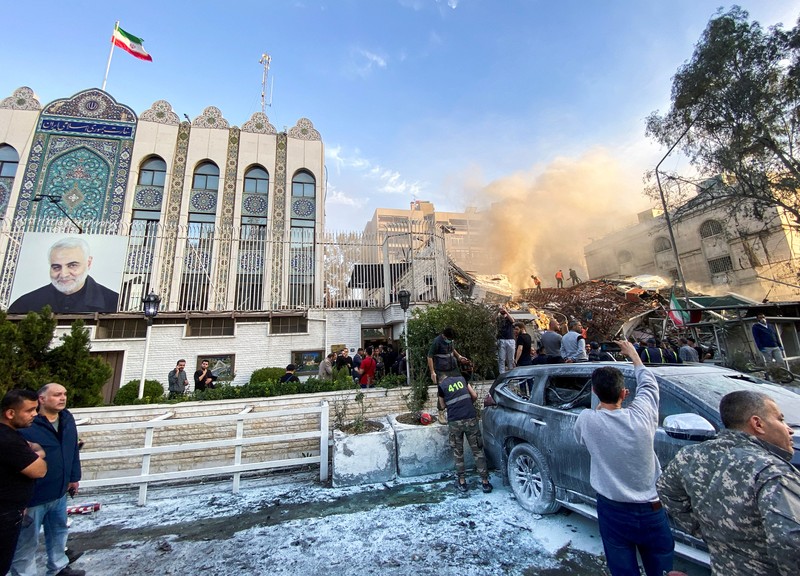 Asap mengepul setelah apa yang disebut media Iran sebagai serangan Israel terhadap gedung dekat kedutaan Iran di Damaskus, Suriah 1 April 2024. (REUTERS/Firas Makdesi) TPX IMAGES OF THE DAY