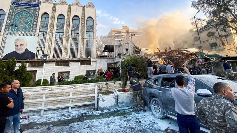 Asap mengepul setelah apa yang disebut media Iran sebagai serangan Israel terhadap gedung dekat kedutaan Iran di Damaskus, Suriah 1 April 2024. (REUTERS/Firas Makdesi) TPX IMAGES OF THE DAY