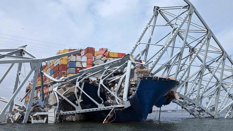 Puing-puing jembatan Francis Scott Key terletak di seberang dek kapal kargo Dali saat pekerjaan penyelamatan berlanjut, di Baltimore, Maryland, AS, 1 April 2024. (REUTERS/Julia Nikhinson)