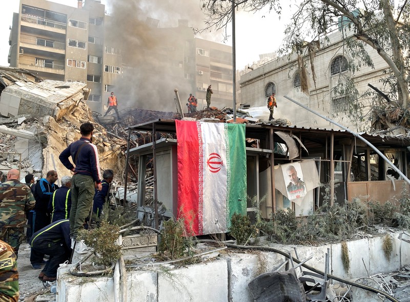 Asap mengepul setelah apa yang disebut media Iran sebagai serangan Israel terhadap gedung dekat kedutaan Iran di Damaskus, Suriah 1 April 2024. Asap mengepul setelah apa yang disebut media Iran sebagai serangan Israel terhadap gedung dekat kedutaan Iran di Damaskus, Suriah 1 April 2024. (REUTERS/Firas Makdesi) TPX IMAGES OF THE DAY