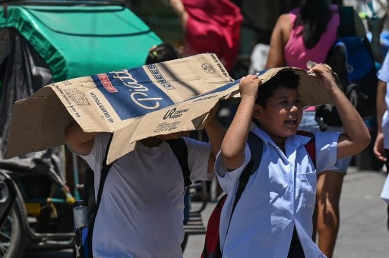 Cuaca panas melanda Manila, Filipina. Sejumlah sekolah bahkan terpaksa membatalkan kelas tatap muka, Selasa (2/4/2024). Temperatur di ibu kota bahkan menembus 42 derajat celcius. Indeks panas- yang mengatur kondisi suhu dengan pertimbangan kelembaban- menyebut Manila dalam tingkat Cuaca panas melanda Manila, Filipina. Sejumlah sekolah bahkan terpaksa membatalkan kelas tatap muka, Selasa (2/4/2024).
Temperatur di ibu kota bahkan menembus 42 derajat celcius. Indeks panas- yang mengatur kondisi suhu dengan pertimbangan kelembaban- menyebut Manila dalam tingkat