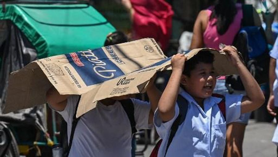 Cuaca panas melanda Manila, Filipina. Sejumlah sekolah bahkan terpaksa membatalkan kelas tatap muka, Selasa (2/4/2024).
Temperatur di ibu kota bahkan menembus 42 derajat celcius. Indeks panas- yang mengatur kondisi suhu dengan pertimbangan kelembaban- menyebut Manila dalam tingkat 