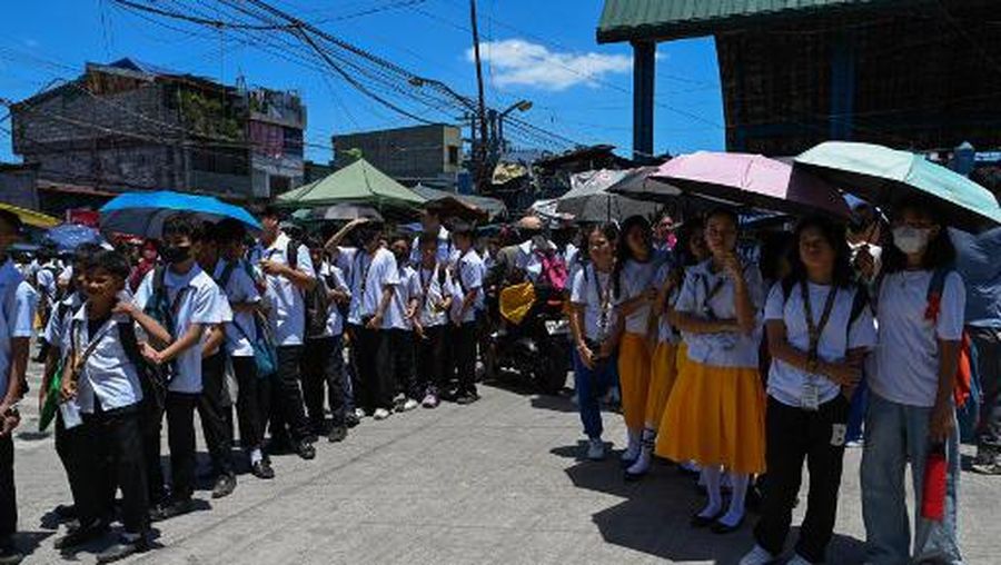 Cuaca panas melanda Manila, Filipina. Sejumlah sekolah bahkan terpaksa membatalkan kelas tatap muka, Selasa (2/4/2024).
Temperatur di ibu kota bahkan menembus 42 derajat celcius. Indeks panas- yang mengatur kondisi suhu dengan pertimbangan kelembaban- menyebut Manila dalam tingkat 