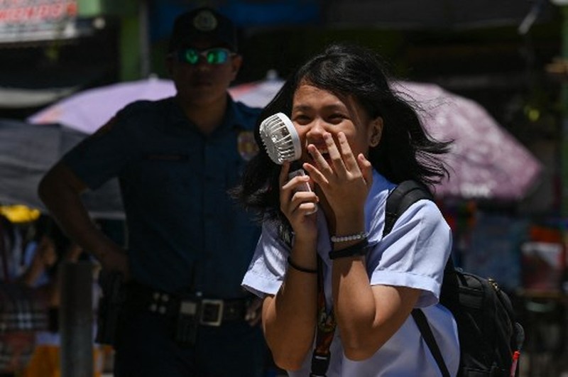 Cuaca panas melanda Manila, Filipina. Sejumlah sekolah bahkan terpaksa membatalkan kelas tatap muka, Selasa (2/4/2024).
Temperatur di ibu kota bahkan menembus 42 derajat celcius. Indeks panas- yang mengatur kondisi suhu dengan pertimbangan kelembaban- menyebut Manila dalam tingkat 