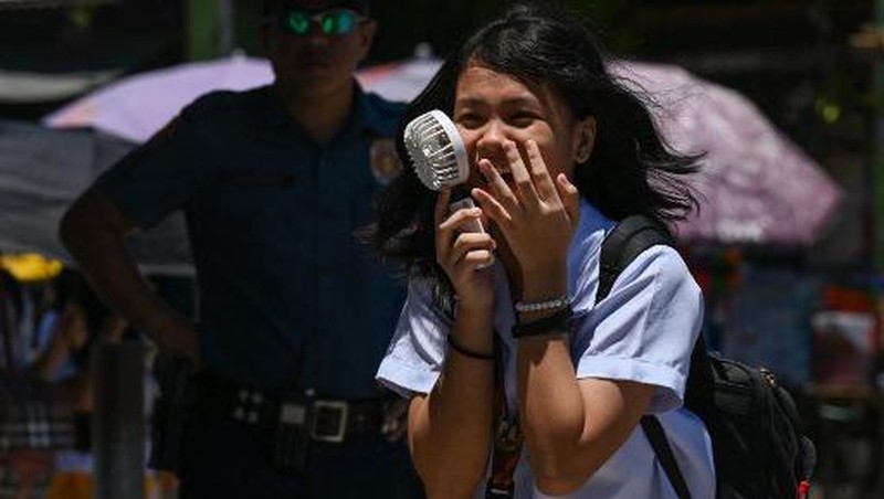 Cuaca panas melanda Manila, Filipina. Sejumlah sekolah bahkan terpaksa membatalkan kelas tatap muka, Selasa (2/4/2024).
Temperatur di ibu kota bahkan menembus 42 derajat celcius. Indeks panas- yang mengatur kondisi suhu dengan pertimbangan kelembaban- menyebut Manila dalam tingkat 