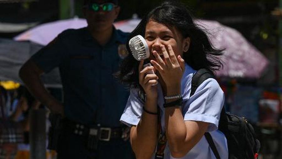 Cuaca panas melanda Manila, Filipina. Sejumlah sekolah bahkan terpaksa membatalkan kelas tatap muka, Selasa (2/4/2024).
Temperatur di ibu kota bahkan menembus 42 derajat celcius. Indeks panas- yang mengatur kondisi suhu dengan pertimbangan kelembaban- menyebut Manila dalam tingkat
