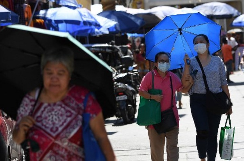 Cuaca panas melanda Manila, Filipina. Sejumlah sekolah bahkan terpaksa membatalkan kelas tatap muka, Selasa (2/4/2024). Temperatur di ibu kota bahkan menembus 42 derajat celcius. Indeks panas- yang mengatur kondisi suhu dengan pertimbangan kelembaban- menyebut Manila dalam tingkat Cuaca panas melanda Manila, Filipina. Sejumlah sekolah bahkan terpaksa membatalkan kelas tatap muka, Selasa (2/4/2024).
Temperatur di ibu kota bahkan menembus 42 derajat celcius. Indeks panas- yang mengatur kondisi suhu dengan pertimbangan kelembaban- menyebut Manila dalam tingkat