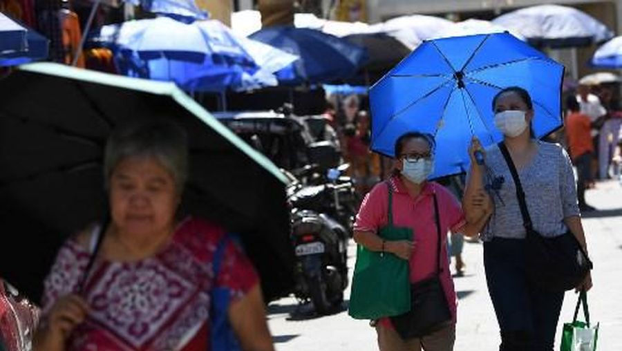 Cuaca panas melanda Manila, Filipina. Sejumlah sekolah bahkan terpaksa membatalkan kelas tatap muka, Selasa (2/4/2024).
Temperatur di ibu kota bahkan menembus 42 derajat celcius. Indeks panas- yang mengatur kondisi suhu dengan pertimbangan kelembaban- menyebut Manila dalam tingkat 