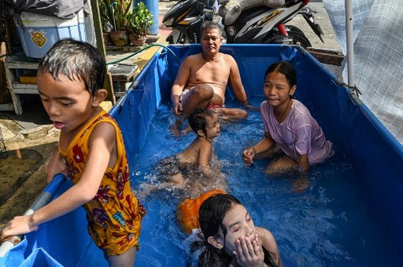Cuaca panas melanda Manila, Filipina. Sejumlah sekolah bahkan terpaksa membatalkan kelas tatap muka, Selasa (2/4/2024). Temperatur di ibu kota bahkan menembus 42 derajat celcius. Indeks panas- yang mengatur kondisi suhu dengan pertimbangan kelembaban- menyebut Manila dalam tingkat Cuaca panas melanda Manila, Filipina. Sejumlah sekolah bahkan terpaksa membatalkan kelas tatap muka, Selasa (2/4/2024).
Temperatur di ibu kota bahkan menembus 42 derajat celcius. Indeks panas- yang mengatur kondisi suhu dengan pertimbangan kelembaban- menyebut Manila dalam tingkat