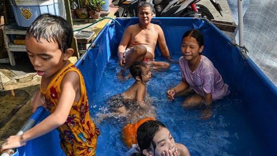 Cuaca panas melanda Manila, Filipina. Sejumlah sekolah bahkan terpaksa membatalkan kelas tatap muka, Selasa (2/4/2024).
Temperatur di ibu kota bahkan menembus 42 derajat celcius. Indeks panas- yang mengatur kondisi suhu dengan pertimbangan kelembaban- menyebut Manila dalam tingkat