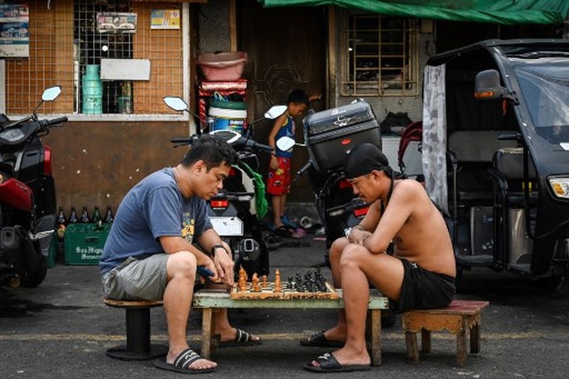 Cuaca panas melanda Manila, Filipina. Sejumlah sekolah bahkan terpaksa membatalkan kelas tatap muka, Selasa (2/4/2024). Temperatur di ibu kota bahkan menembus 42 derajat celcius. Indeks panas- yang mengatur kondisi suhu dengan pertimbangan kelembaban- menyebut Manila dalam tingkat Cuaca panas melanda Manila, Filipina. Sejumlah sekolah bahkan terpaksa membatalkan kelas tatap muka, Selasa (2/4/2024).
Temperatur di ibu kota bahkan menembus 42 derajat celcius. Indeks panas- yang mengatur kondisi suhu dengan pertimbangan kelembaban- menyebut Manila dalam tingkat
