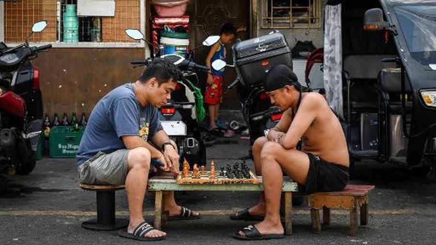 Cuaca panas melanda Manila, Filipina. Sejumlah sekolah bahkan terpaksa membatalkan kelas tatap muka, Selasa (2/4/2024).
Temperatur di ibu kota bahkan menembus 42 derajat celcius. Indeks panas- yang mengatur kondisi suhu dengan pertimbangan kelembaban- menyebut Manila dalam tingkat 